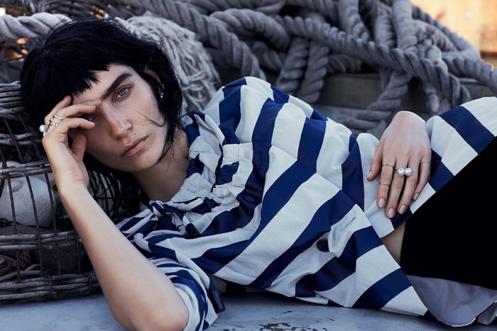 贾尼斯阿莉达战线的故事-VOGUE时尚澳大利亚2015年4月-蓝色和白色的巡航导弹舱外观风格---酷图编号1