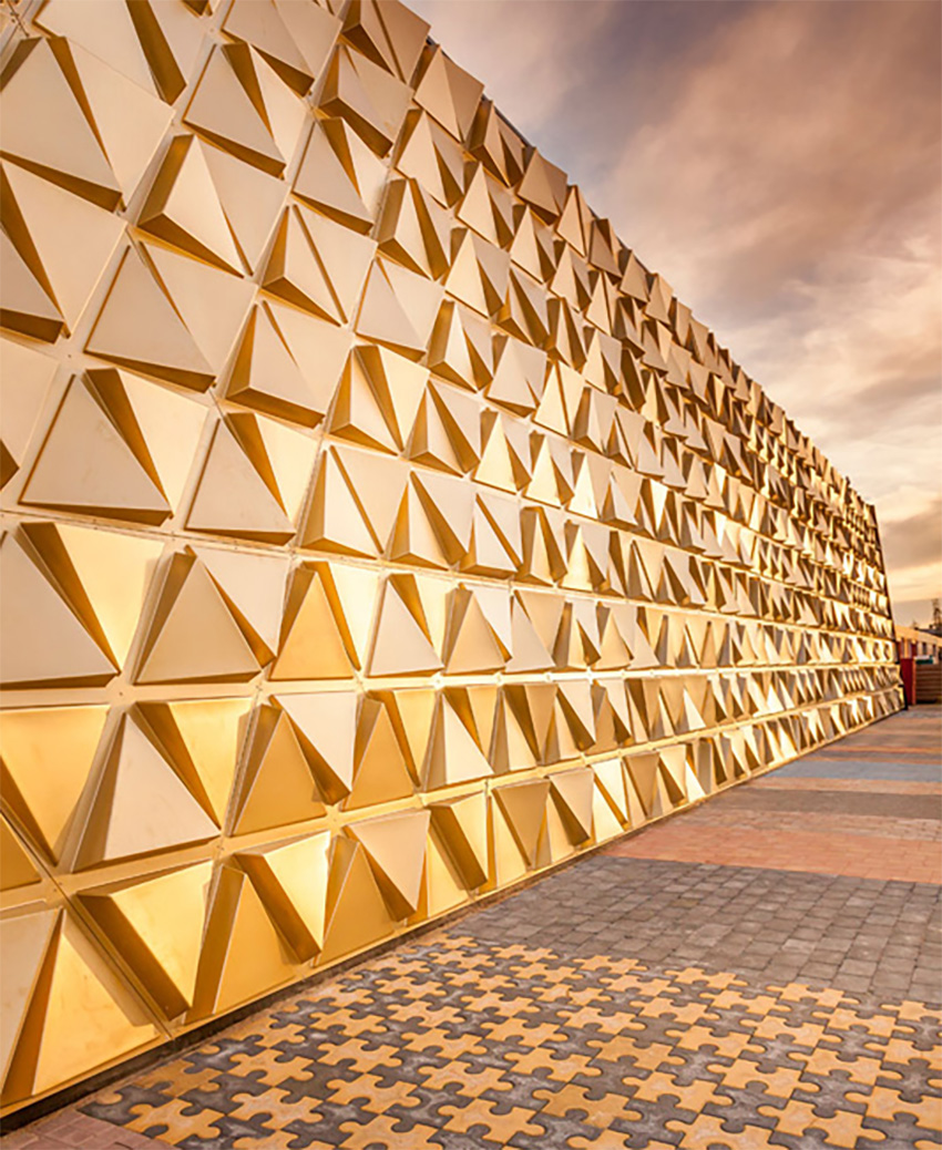 荷兰黄金交易市场-在著名的大巴扎东部市场,有一个全新的大厅,大量的不均匀形状金片,被放置在不同的方向,以使整个建筑物白天和夜间在不同的照明条件下闪闪发光。---酷图编号1