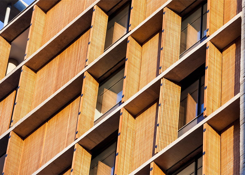 穿孔屏木制百叶窗公寓楼-居民可以通过百叶窗来控制自己的日光生活空间,顶部具有较大的复式占据结构。---酷图编号1123365