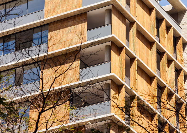 穿孔屏木制百叶窗公寓楼-居民可以通过百叶窗来控制自己的日光生活空间,顶部具有较大的复式占据结构。---酷图编号1123366