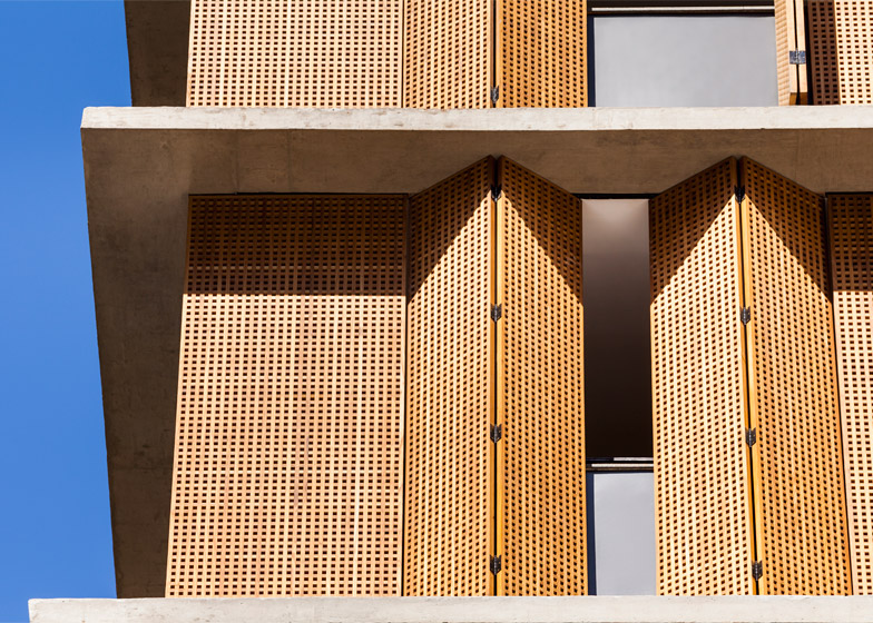 穿孔屏木制百叶窗公寓楼-居民可以通过百叶窗来控制自己的日光生活空间,顶部具有较大的复式占据结构。---酷图编号1123369