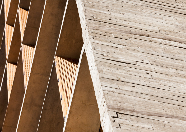 穿孔屏木制百叶窗公寓楼-居民可以通过百叶窗来控制自己的日光生活空间,顶部具有较大的复式占据结构。---酷图编号1123370