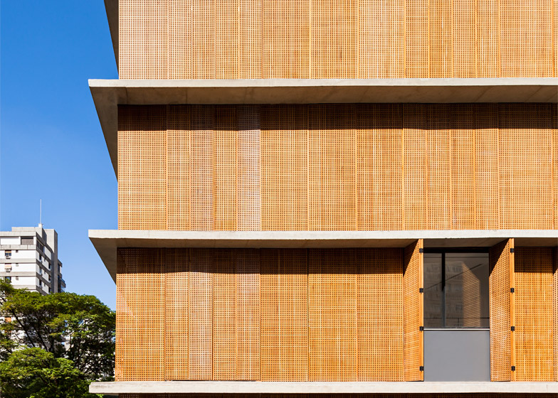 穿孔屏木制百叶窗公寓楼-居民可以通过百叶窗来控制自己的日光生活空间,顶部具有较大的复式占据结构。---酷图编号1123371