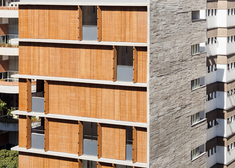 穿孔屏木制百叶窗公寓楼-居民可以通过百叶窗来控制自己的日光生活空间,顶部具有较大的复式占据结构。---酷图编号1123372