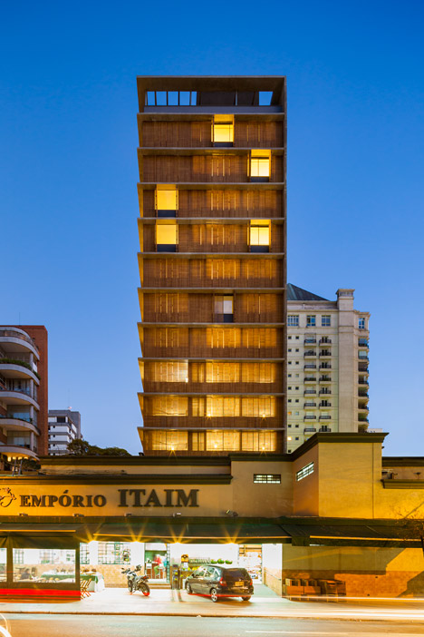 穿孔屏木制百叶窗公寓楼-居民可以通过百叶窗来控制自己的日光生活空间,顶部具有较大的复式占据结构。---酷图编号1123375