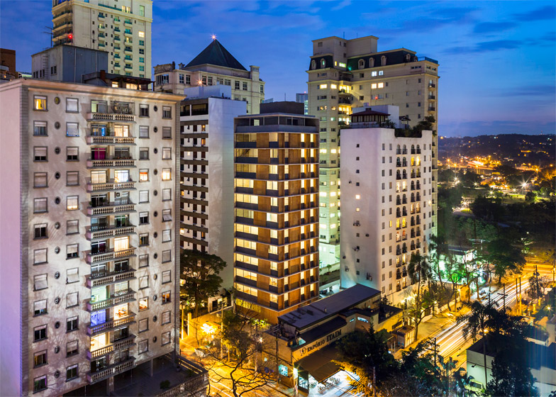 穿孔屏木制百叶窗公寓楼-居民可以通过百叶窗来控制自己的日光生活空间,顶部具有较大的复式占据结构。---酷图编号1123376