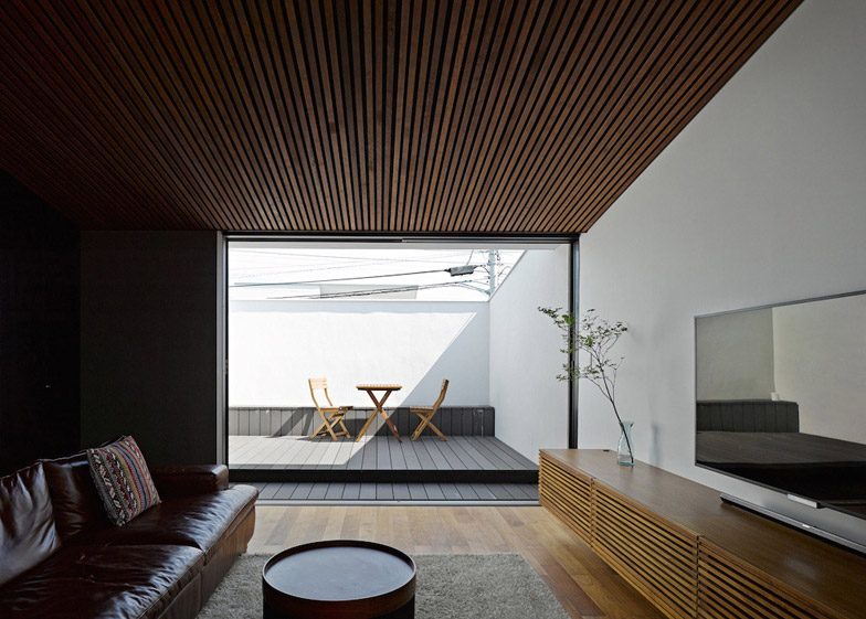 冲浪者的房子-头重脚轻白宫,位于日本神奈川县,两层楼位于海滩附近,可以让你多时间尽可能在户外生活,朝下庭院,里面有一棵树,除了突出的门面,还有私人日光浴露台,一楼有儿童房,可以轻松地学习,同时也享受家庭的温暖---酷图编号1123451