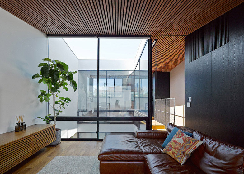 冲浪者的房子-头重脚轻白宫,位于日本神奈川县,两层楼位于海滩附近,可以让你多时间尽可能在户外生活,朝下庭院,里面有一棵树,除了突出的门面,还有私人日光浴露台,一楼有儿童房,可以轻松地学习,同时也享受家庭的温暖---酷图编号1123453