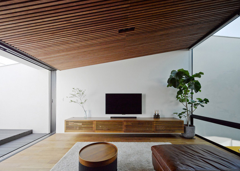 冲浪者的房子-头重脚轻白宫,位于日本神奈川县,两层楼位于海滩附近,可以让你多时间尽可能在户外生活,朝下庭院,里面有一棵树,除了突出的门面,还有私人日光浴露台,一楼有儿童房,可以轻松地学习,同时也享受家庭的温暖---酷图编号1123454