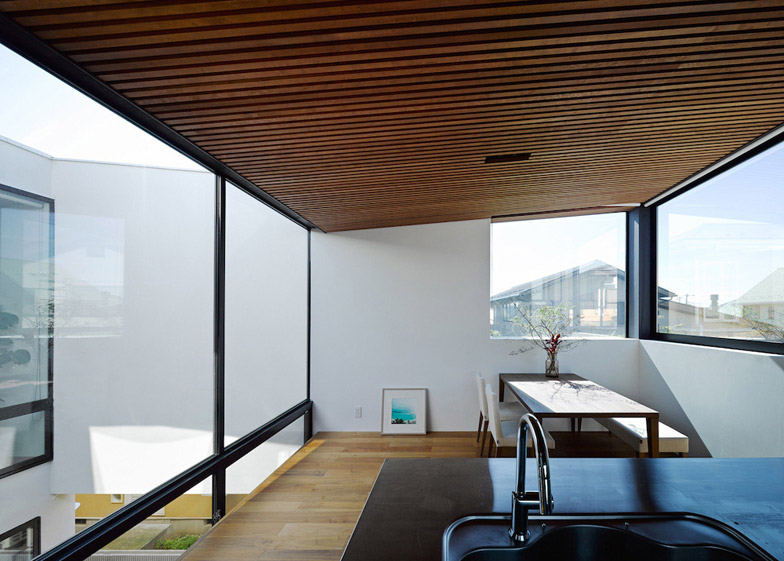 冲浪者的房子-头重脚轻白宫,位于日本神奈川县,两层楼位于海滩附近,可以让你多时间尽可能在户外生活,朝下庭院,里面有一棵树,除了突出的门面,还有私人日光浴露台,一楼有儿童房,可以轻松地学习,同时也享受家庭的温暖---酷图编号1123455