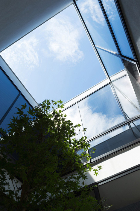 冲浪者的房子-头重脚轻白宫,位于日本神奈川县,两层楼位于海滩附近,可以让你多时间尽可能在户外生活,朝下庭院,里面有一棵树,除了突出的门面,还有私人日光浴露台,一楼有儿童房,可以轻松地学习,同时也享受家庭的温暖---酷图编号1123459