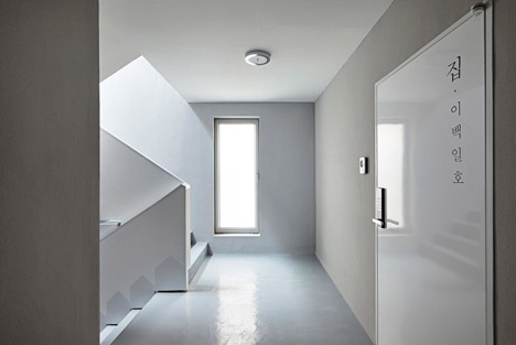 白锥楼-位于韩国首尔,房屋主要围绕最佳位置布局窗户和阳台,是一个可以容纳六套紧凑的一室公寓,以及一个两层楼的复式公寓。---酷图编号1123542