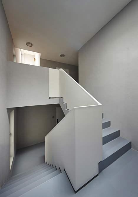 白锥楼-位于韩国首尔,房屋主要围绕最佳位置布局窗户和阳台,是一个可以容纳六套紧凑的一室公寓,以及一个两层楼的复式公寓。---酷图编号1123547