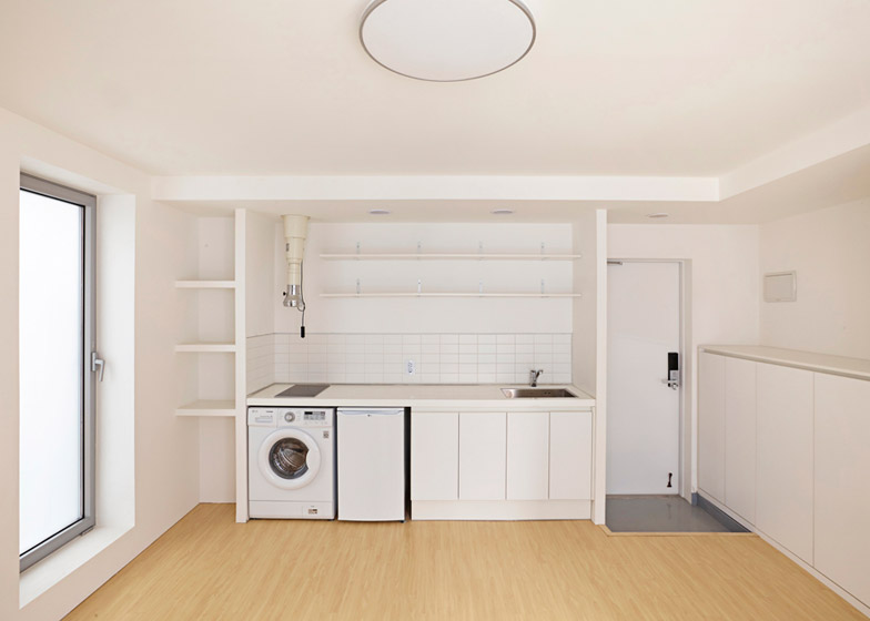 白锥楼-位于韩国首尔,房屋主要围绕最佳位置布局窗户和阳台,是一个可以容纳六套紧凑的一室公寓,以及一个两层楼的复式公寓。---酷图编号1123549