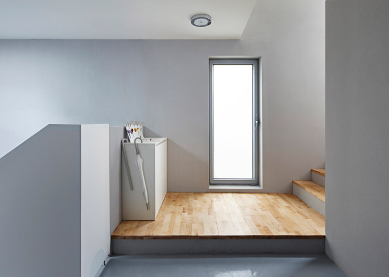 白锥楼-位于韩国首尔,房屋主要围绕最佳位置布局窗户和阳台,是一个可以容纳六套紧凑的一室公寓,以及一个两层楼的复式公寓。---酷图编号1123550