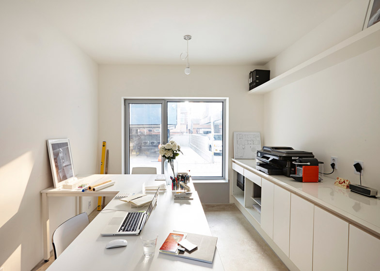 白锥楼-位于韩国首尔,房屋主要围绕最佳位置布局窗户和阳台,是一个可以容纳六套紧凑的一室公寓,以及一个两层楼的复式公寓。---酷图编号1123554