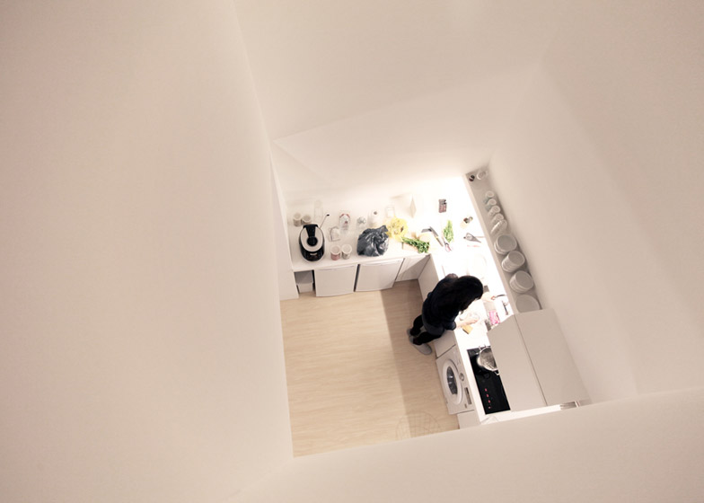 白锥楼-位于韩国首尔,房屋主要围绕最佳位置布局窗户和阳台,是一个可以容纳六套紧凑的一室公寓,以及一个两层楼的复式公寓。---酷图编号1123556