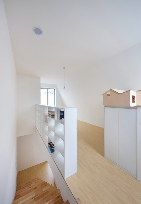 白锥楼-位于韩国首尔,房屋主要围绕最佳位置布局窗户和阳台,是一个可以容纳六套紧凑的一室公寓,以及一个两层楼的复式公寓。---酷图编号1123558