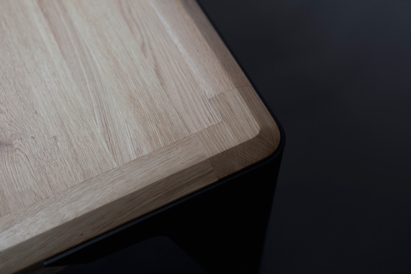 Quadra橡树木制品桌子设计-采用精细木材手工制作,在桌面表面涂了一种高品质的硬蜡油保护涂层,防止变色和防止划伤,留下天然木品质---酷图编号4