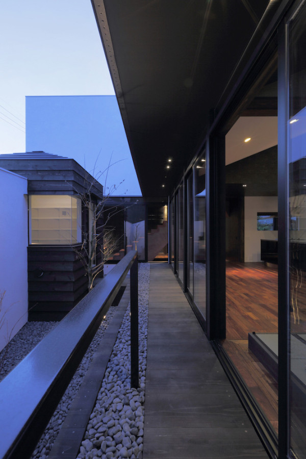 简约家-位于日本神奈川密集的住宅区,离名古屋车站有一段小距离,设计师采用生动的混合色调打造,里面住着一对父女,里面有日滑动纸门,二楼卧室的设计参照了欧洲的酒店设计,墙壁被涂成靛蓝色春藤风格的图案,并列丰富多彩灯笼和黑色榻榻产生一个创意而舒适的空间。---酷图编号14