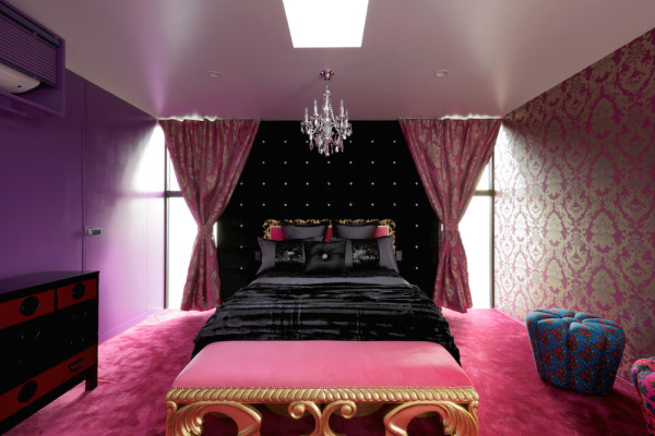 简约家-位于日本神奈川密集的住宅区,离名古屋车站有一段小距离,设计师采用生动的混合色调打造,里面住着一对父女,里面有日滑动纸门,二楼卧室的设计参照了欧洲的酒店设计,墙壁被涂成靛蓝色春藤风格的图案,并列丰富多彩灯笼和黑色榻榻产生一个创意而舒适的空间。---酷图编号12