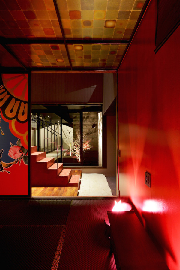 简约家-位于日本神奈川密集的住宅区,离名古屋车站有一段小距离,设计师采用生动的混合色调打造,里面住着一对父女,里面有日滑动纸门,二楼卧室的设计参照了欧洲的酒店设计,墙壁被涂成靛蓝色春藤风格的图案,并列丰富多彩灯笼和黑色榻榻产生一个创意而舒适的空间。---酷图编号11