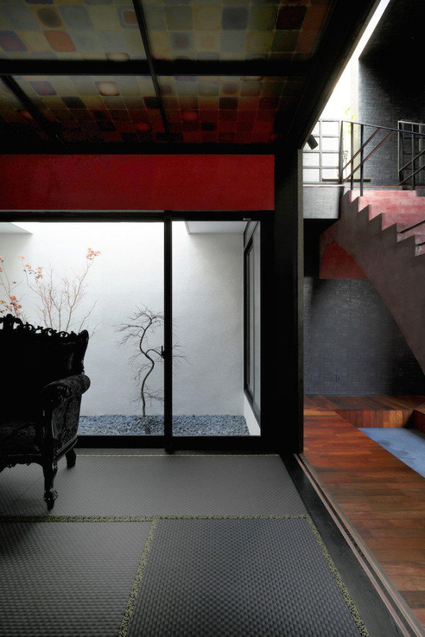 简约家-位于日本神奈川密集的住宅区,离名古屋车站有一段小距离,设计师采用生动的混合色调打造,里面住着一对父女,里面有日滑动纸门,二楼卧室的设计参照了欧洲的酒店设计,墙壁被涂成靛蓝色春藤风格的图案,并列丰富多彩灯笼和黑色榻榻产生一个创意而舒适的空间。---酷图编号9