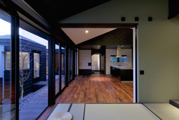 简约家-位于日本神奈川密集的住宅区,离名古屋车站有一段小距离,设计师采用生动的混合色调打造,里面住着一对父女,里面有日滑动纸门,二楼卧室的设计参照了欧洲的酒店设计,墙壁被涂成靛蓝色春藤风格的图案,并列丰富多彩灯笼和黑色榻榻产生一个创意而舒适的空间。---酷图编号8