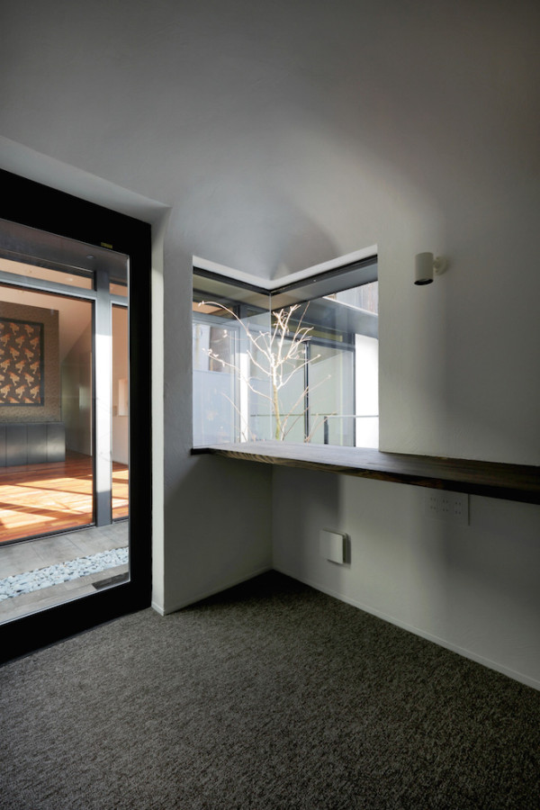 简约家-位于日本神奈川密集的住宅区,离名古屋车站有一段小距离,设计师采用生动的混合色调打造,里面住着一对父女,里面有日滑动纸门,二楼卧室的设计参照了欧洲的酒店设计,墙壁被涂成靛蓝色春藤风格的图案,并列丰富多彩灯笼和黑色榻榻产生一个创意而舒适的空间。---酷图编号5