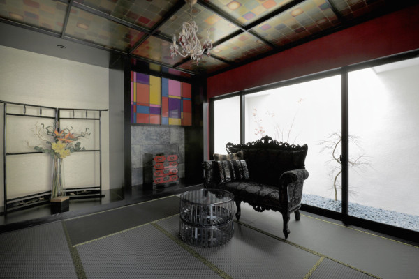 简约家-位于日本神奈川密集的住宅区,离名古屋车站有一段小距离,设计师采用生动的混合色调打造,里面住着一对父女,里面有日滑动纸门,二楼卧室的设计参照了欧洲的酒店设计,墙壁被涂成靛蓝色春藤风格的图案,并列丰富多彩灯笼和黑色榻榻产生一个创意而舒适的空间。---酷图编号4