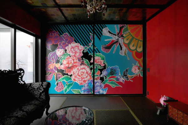 简约家-位于日本神奈川密集的住宅区,离名古屋车站有一段小距离,设计师采用生动的混合色调打造,里面住着一对父女,里面有日滑动纸门,二楼卧室的设计参照了欧洲的酒店设计,墙壁被涂成靛蓝色春藤风格的图案,并列丰富多彩灯笼和黑色榻榻产生一个创意而舒适的空间。---酷图编号3