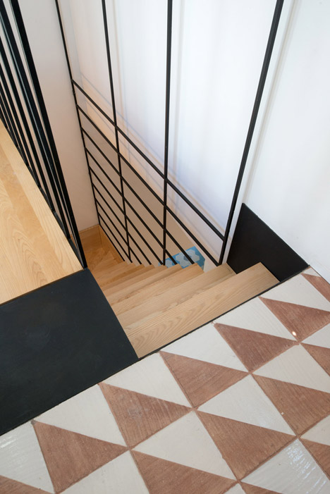 一个古老的渔民的小屋-在西西里岛附近,有一个雕塑般的楼梯,采用黑色金属框架支撑楼梯。木制包装盒和平台,楼梯连接酒店的两层楼,并提供屋顶露台俯瞰城市,熏黑的铁制成的细长方形,橡木胎面。---酷图编号5