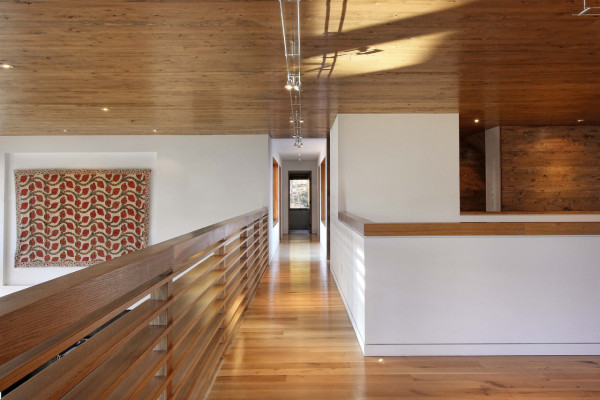 哈得逊河的建筑设计-位于哈得逊河河岸,定制家居充当避难所的夫妇,因为他们可以承载的朋友和家人的地方。客舱般的美感,是一个现代家居。简洁的线条,但有一个温暖的感觉,因为它是穿着天然木材。---酷图编号1125603