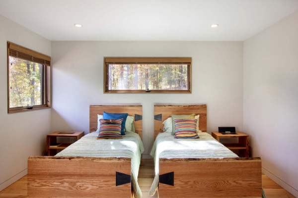 哈得逊河的建筑设计-位于哈得逊河河岸,定制家居充当避难所的夫妇,因为他们可以承载的朋友和家人的地方。客舱般的美感,是一个现代家居。简洁的线条,但有一个温暖的感觉,因为它是穿着天然木材。---酷图编号1125604