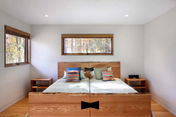 哈得逊河的建筑设计-位于哈得逊河河岸,定制家居充当避难所的夫妇,因为他们可以承载的朋友和家人的地方。客舱般的美感,是一个现代家居。简洁的线条,但有一个温暖的感觉,因为它是穿着天然木材。---酷图编号1125605