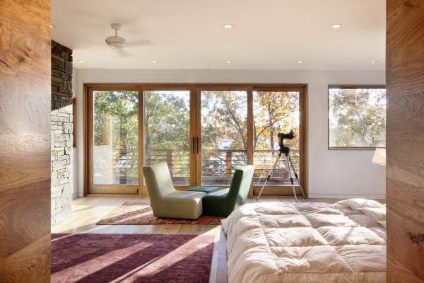 哈得逊河的建筑设计-位于哈得逊河河岸,定制家居充当避难所的夫妇,因为他们可以承载的朋友和家人的地方。客舱般的美感,是一个现代家居。简洁的线条,但有一个温暖的感觉,因为它是穿着天然木材。---酷图编号1125607