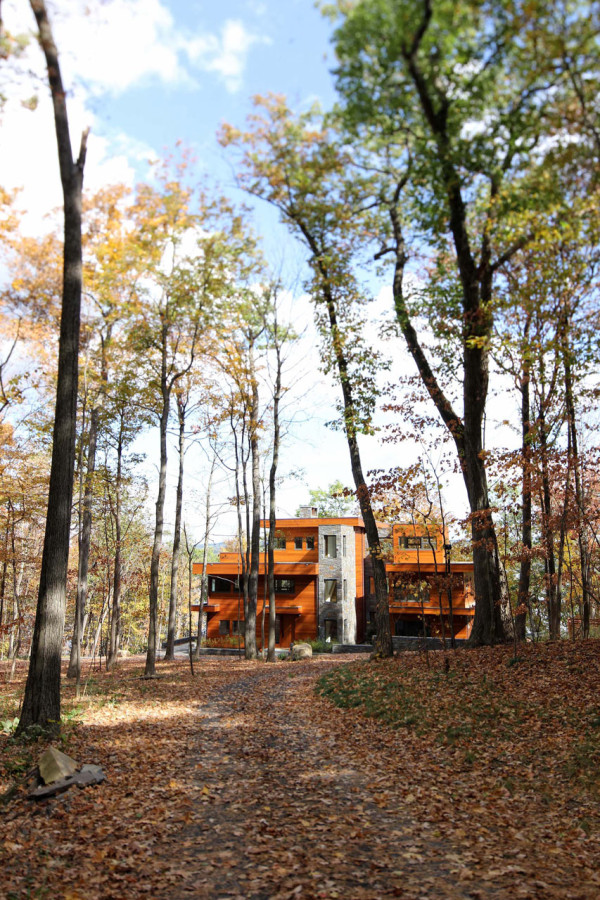 哈得逊河的建筑设计-位于哈得逊河河岸,定制家居充当避难所的夫妇,因为他们可以承载的朋友和家人的地方。客舱般的美感,是一个现代家居。简洁的线条,但有一个温暖的感觉,因为它是穿着天然木材。---酷图编号1125615