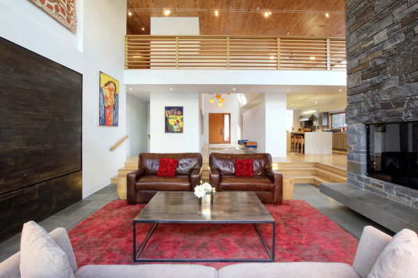 哈得逊河的建筑设计-位于哈得逊河河岸,定制家居充当避难所的夫妇,因为他们可以承载的朋友和家人的地方。客舱般的美感,是一个现代家居。简洁的线条,但有一个温暖的感觉,因为它是穿着天然木材。---酷图编号1125619