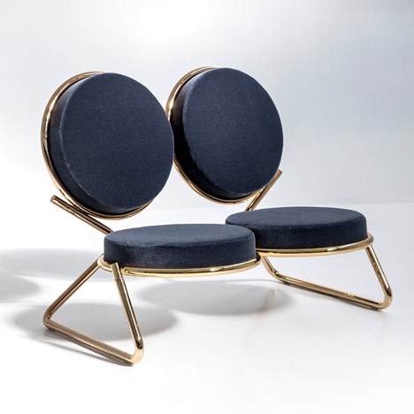 两个圆形垫的椅子-弯曲形成的雪橇型腿支撑结构,并提供一个搁脚板。提供多种颜色和内饰方案,包括图案面料以及皮革。---酷图编号5