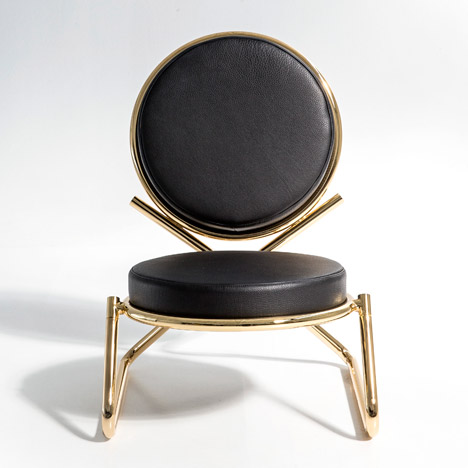 两个圆形垫的椅子-弯曲形成的雪橇型腿支撑结构,并提供一个搁脚板。提供多种颜色和内饰方案,包括图案面料以及皮革。---酷图编号3