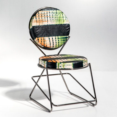 两个圆形垫的椅子-弯曲形成的雪橇型腿支撑结构,并提供一个搁脚板。提供多种颜色和内饰方案,包括图案面料以及皮革。---酷图编号2