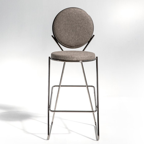 两个圆形垫的椅子-弯曲形成的雪橇型腿支撑结构,并提供一个搁脚板。提供多种颜色和内饰方案,包括图案面料以及皮革。---酷图编号1