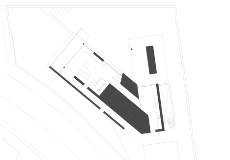 三角花园的白色建筑-在葡萄牙莱里亚山坡上,靠近城市郊区一条高速公路旁。有一个倾斜屋顶,伸出的小正方体其实是一间卧室,翼墙的客厅采用釉面填补了房间的自然光,并可以享有花园和乡村美景---酷图编号6