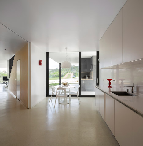 三角花园的白色建筑-在葡萄牙莱里亚山坡上,靠近城市郊区一条高速公路旁。有一个倾斜屋顶,伸出的小正方体其实是一间卧室,翼墙的客厅采用釉面填补了房间的自然光,并可以享有花园和乡村美景---酷图编号2