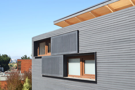 智利海边住宅-一个倾斜的屋顶,给人感觉是头重脚轻的房子,为了确保充足的自然光线到达,建造设计师把主屋和客房的大部分嵌入在山间的露台中。---酷图编号7