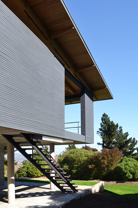 智利海边住宅-一个倾斜的屋顶,给人感觉是头重脚轻的房子,为了确保充足的自然光线到达,建造设计师把主屋和客房的大部分嵌入在山间的露台中。---酷图编号6