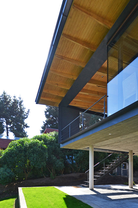 智利海边住宅-一个倾斜的屋顶,给人感觉是头重脚轻的房子,为了确保充足的自然光线到达,建造设计师把主屋和客房的大部分嵌入在山间的露台中。---酷图编号5