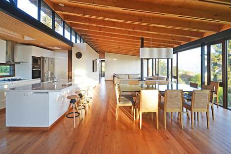 智利海边住宅-一个倾斜的屋顶,给人感觉是头重脚轻的房子,为了确保充足的自然光线到达,建造设计师把主屋和客房的大部分嵌入在山间的露台中。---酷图编号3