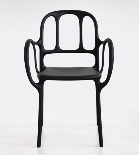 HAYON的骨骼塑料椅子设计-意大利Magis家居设计品牌出品,采用高压插入氮气闭合模具,形成塑料结构,是典型的加泰罗尼亚现代主义形式---酷图编号6