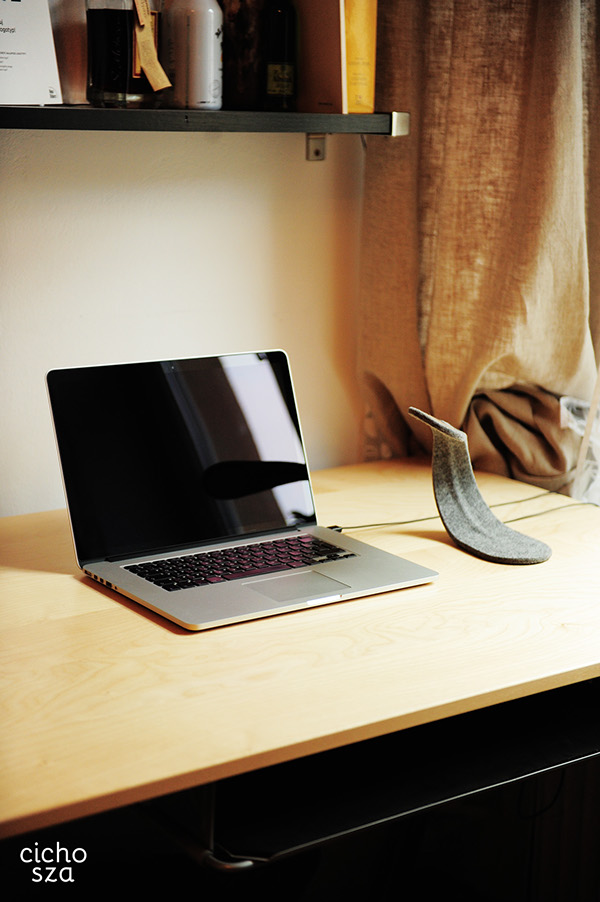 MOU lamps绿色弯曲LED灯-由毛毡木材和塑料组成,带USB充电器,轻触开关可以调光。---酷图编号6